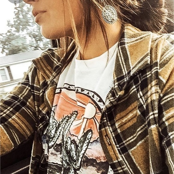 Bundle Vintage Flannel/ Graphic Tee - Picture 4 of 8